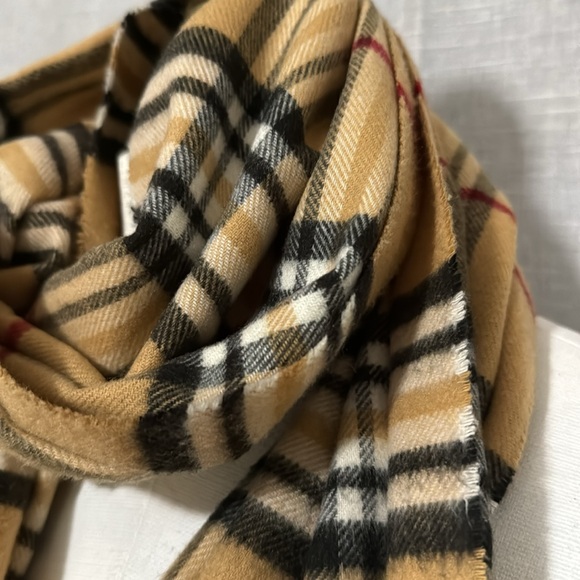 Gorgeous Fall Must Have-Cashmink by V Fraas Scarf-Plaid-100% Acrylic-Light Wear - Picture 5 of 11